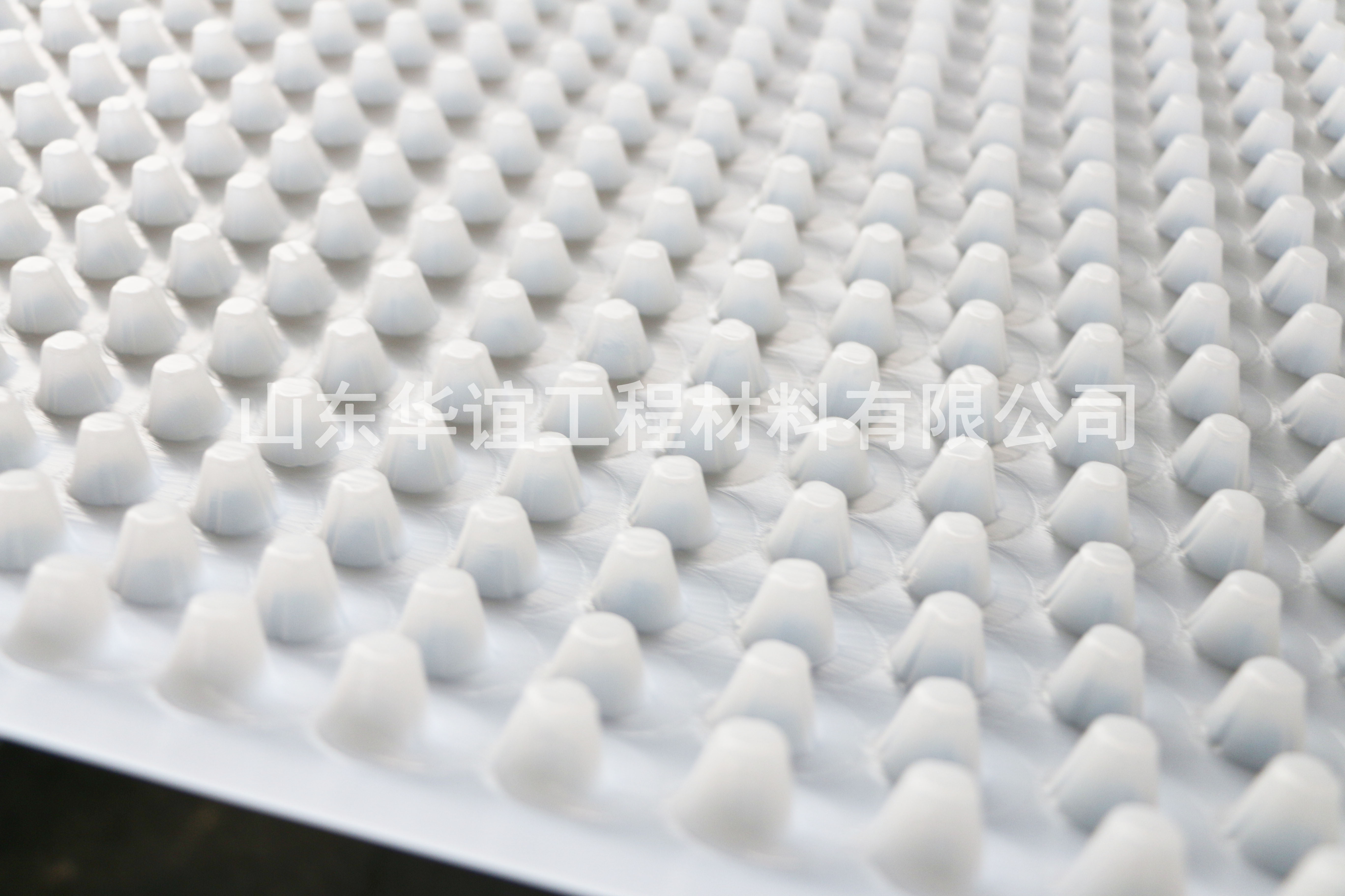 20mm凸高江西塑料排水板的施工規(guī)范是什么？