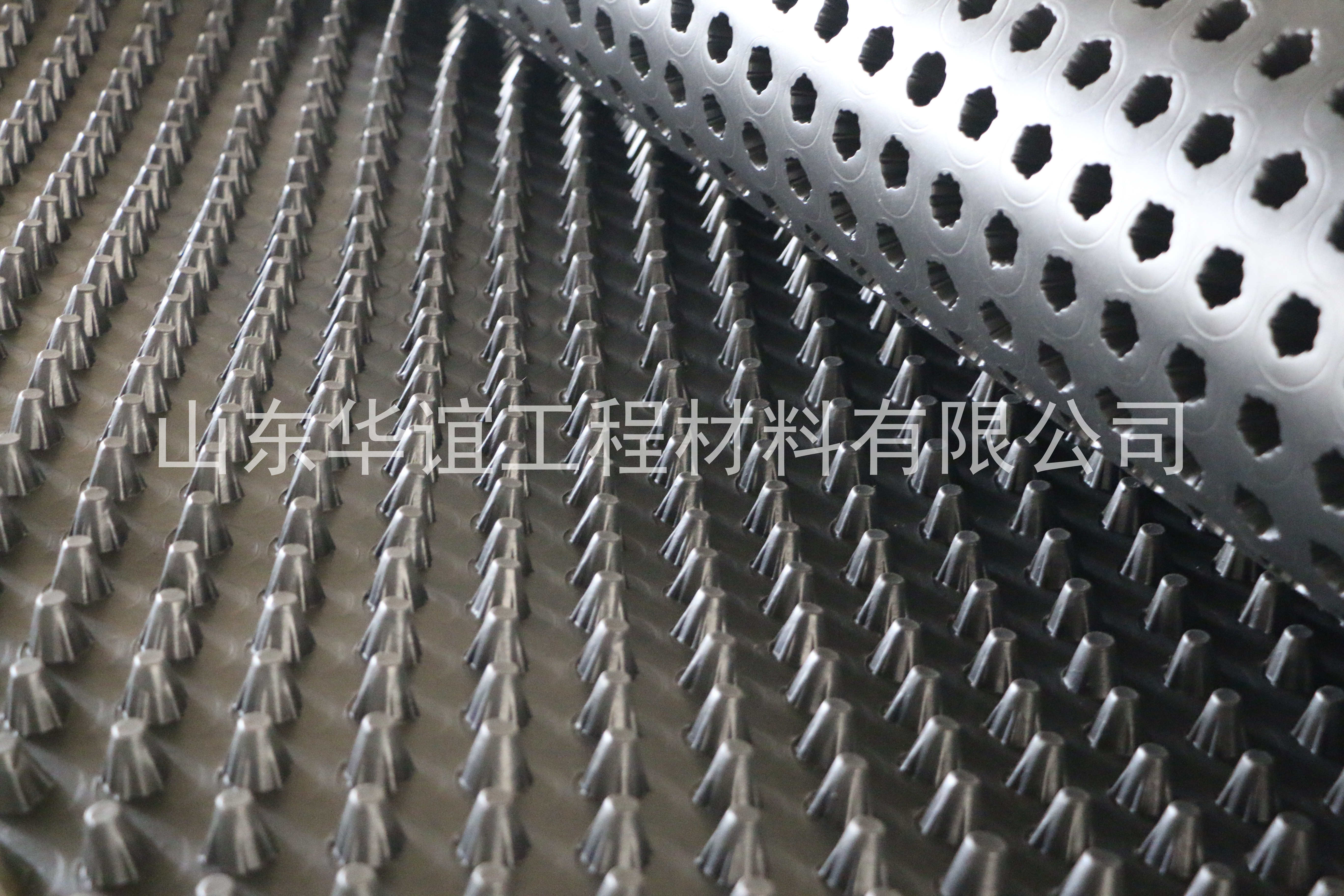 山東塑料排水板的鋪設(shè)規(guī)程是什么？