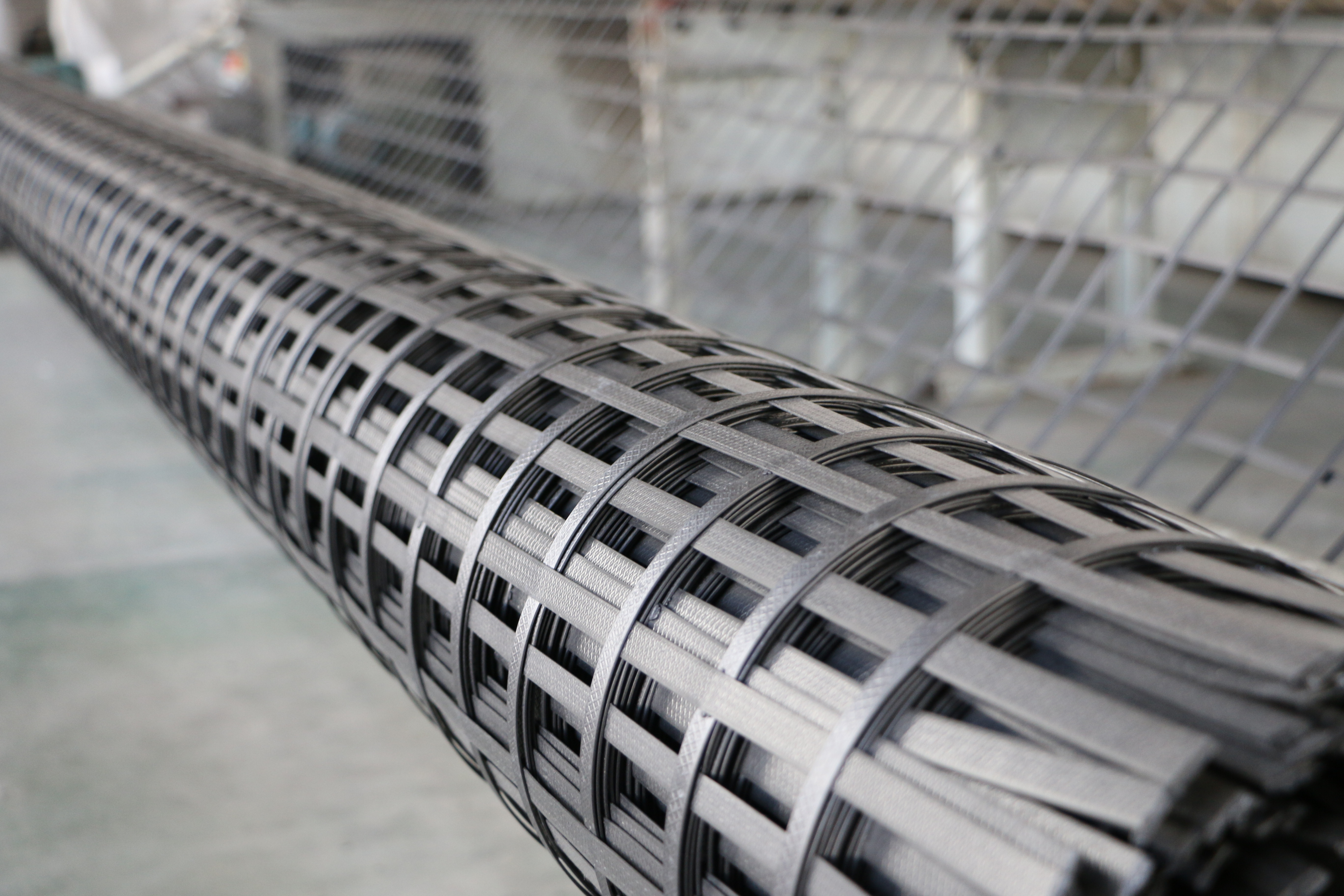 河北鋼塑復(fù)合土工格柵滿足高等級公路中的高大擋墻的需求