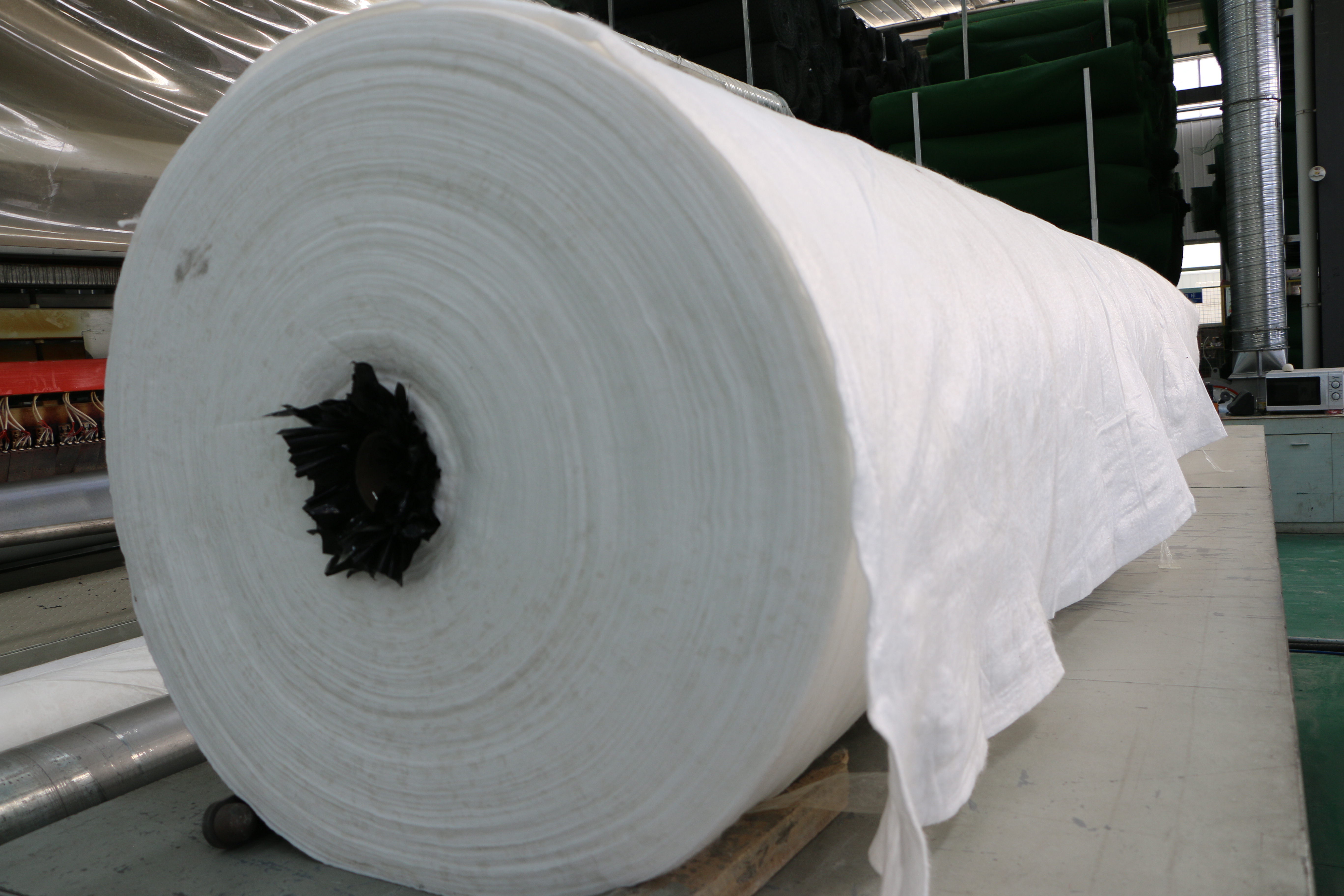 影響江蘇長(zhǎng)絲土工布耐久性的主要原因有哪些？