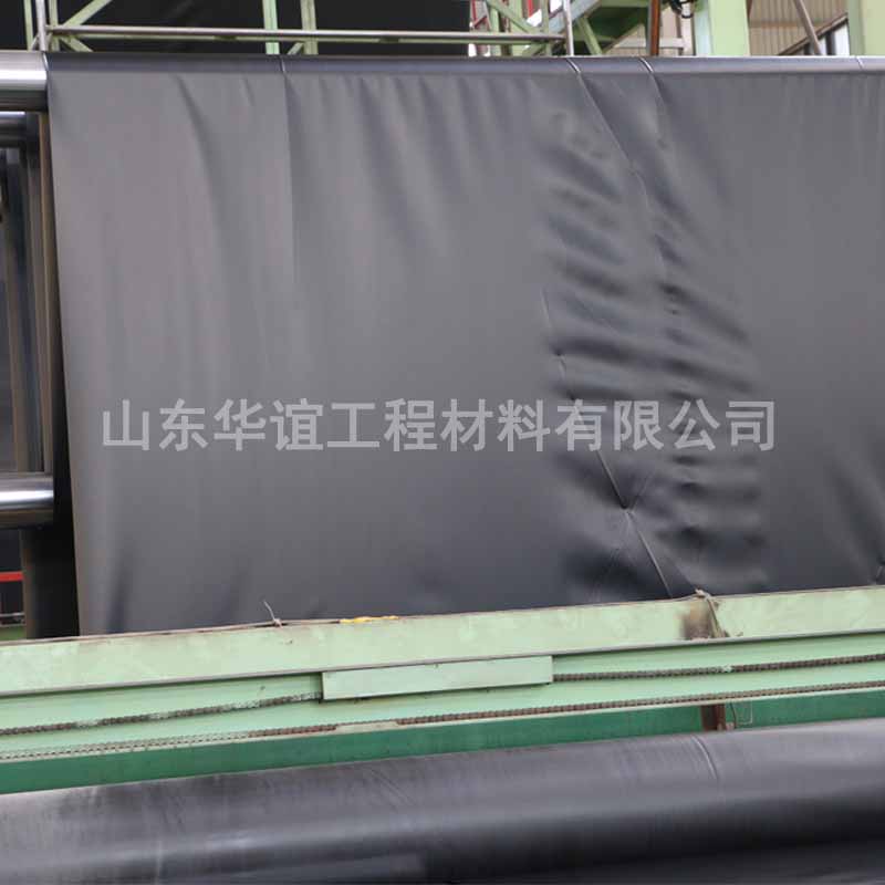 江西防滲土工膜與壩體之間的抗滑穩(wěn)定性有什么關(guān)聯(lián)？